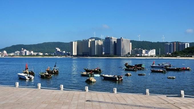 【国庆节江门阳江】古兜温泉小镇、星球银河滩、醉美海陵岛、恒大夏威夷风情小镇、渔家乐游船、冰雪王国世界、一号银滩海滨浴场、海鲜餐、青花瓷大盆菜、蚝龙自助晚三天游